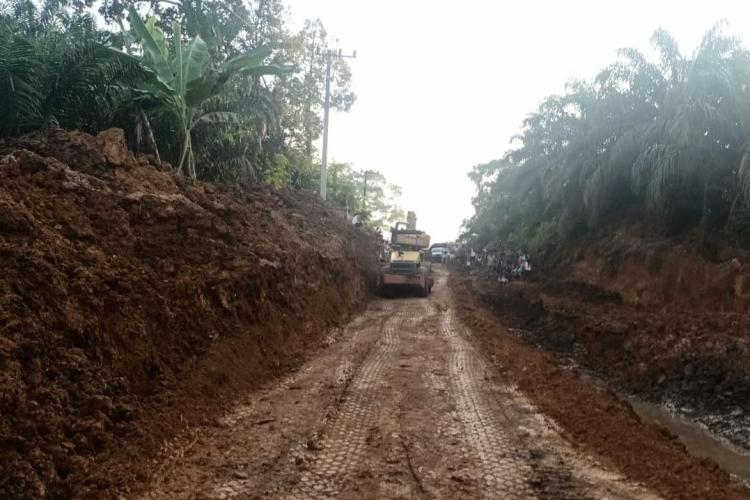 Kerusakan Parah Jalan di Batang Cenaku, Inhu: Pembenahan Dilakukan dengan 4 Unit Alat Berat