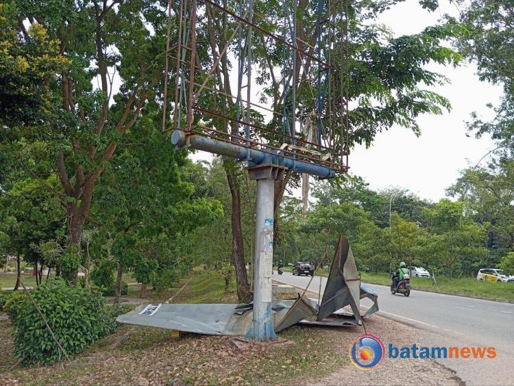 Layar Papan Iklan di Jalan Gajah Mada Kota Batam Ambruk