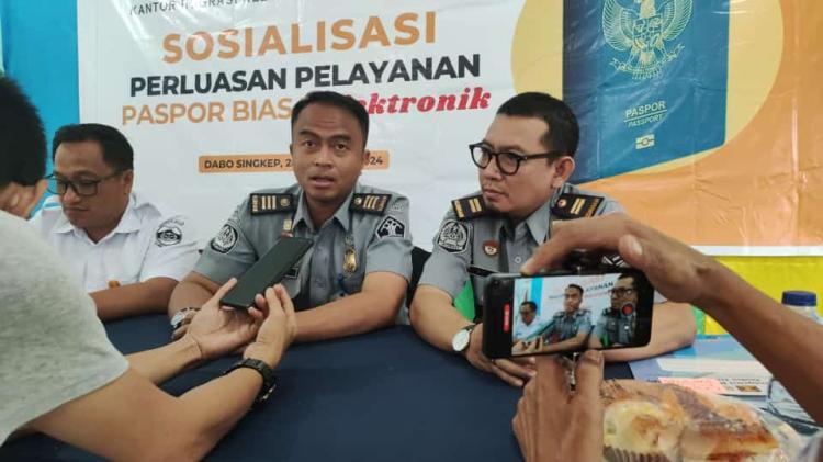 Kantor Imigrasi Dabo Singkep Sosialisasikan E-Paspor di Desa Tanjung Harapan, Biaya Bikinnya Segini!