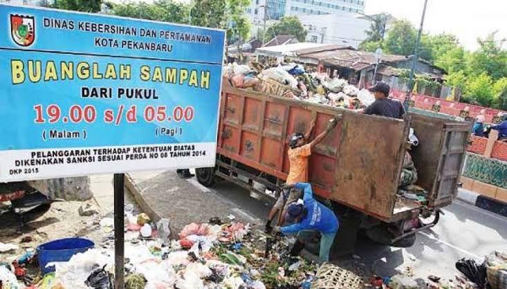 Tim Yustisi dan DLHK Pekanbaru Beraksi Tertibkan Pembuang Sampah Sembarangan