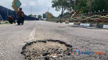 Kondisi Jalan Coastal Area Karimun Banyak Berlubang, Bahayakan Pengendara