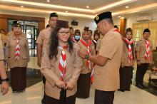 Sekda Kepri Lantik Pengurus SAKA POM Kepri, Ajak Pramuka Turut Menjaga Pemilu Damai 