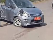Korban Terkapar, Mobil Plat Merah dan Sepeda Motor Nmax Bertabrakan di Jalan Dompak
