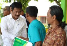 Muhammad Rudi Serahkan 1.004 Kartu BPJS Ketenagakerjaan untuk Nelayan