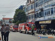Api Lalap Lantai Dua Toko Vape di Karimun, Warga dan Pemadam Berjibaku