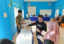 Nyoblos di Kampung Halaman, Bupati Nizar Ajak Masyarakat Lingga Gunakan Hak Suara dengan Bijak