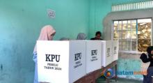 Warga Karimun Ungkap Hadapi Kesulitan Melipat Kembali Surat Suara Pemilu 2024 Gegara Terlalu Besar