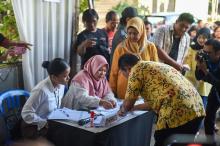 Gubernur Kepulauan Riau Ansar Ahmad bersama Istri Gunakan Hak Pilihnya di TPS 002