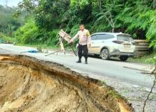 Jalan Nasional di Kuansing Sudah Bisa Dilalui dengan Sistem Buka-Tutup Pasca Longsor