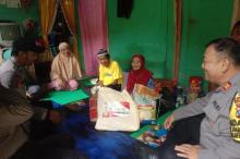 Kapolsek Daik Lingga Salurkan Bantuan untuk Kakek dan Nenek Korban Kebakaran di Desa Panggak Darat