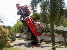 Insiden Mobil Kren PT Adhi Karya Tbk Terbalik di Proyek Masjid Raya Agung Batam, Diduga Akibat Trouble Swing