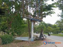Layar Papan Iklan di Jalan Gajah Mada Kota Batam Ambruk