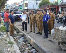 Penyempitan Drainase di Pekanbaru Picu Kerusakan Jalan, Pj Wali Kota Minta Dukungan Warga dan Pemilik Ruko
