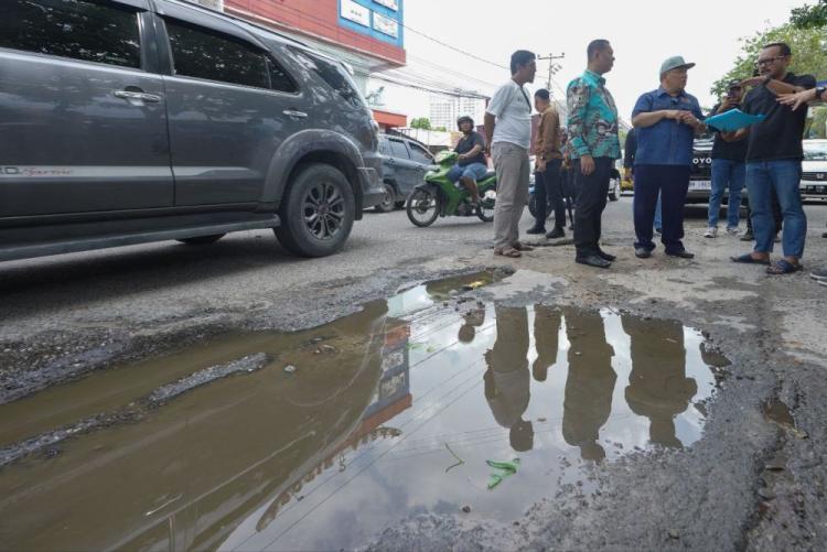Penjabat Gubernur Riau Langsung Aksi: Perbaikan Jalan Rusak Pekanbaru Dipercepat!