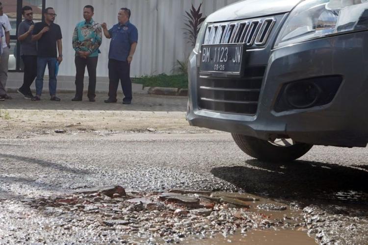 Penjabat Gubernur Riau Ingatkan Investor untuk Bertanggung Jawab Terhadap Jalan Rusak di Kota Pekanbaru