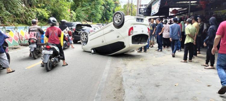 Wanita ini Selamat Meski Mobil Terbalik di Jalan Teuku Umar, Karimun