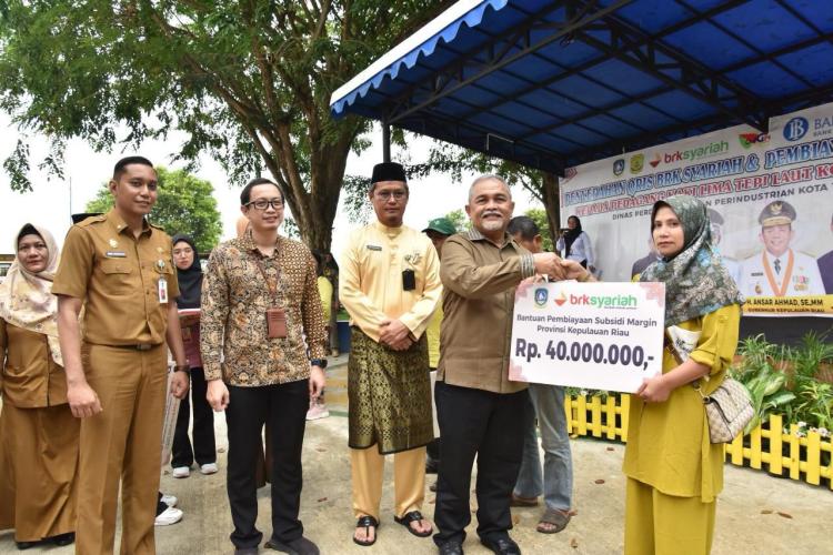 Dorong Digitalisasi Pelaku UMKM di Kepri, BRK Syariah Serahkan Layanan QRIS dan Subsidi Margin 