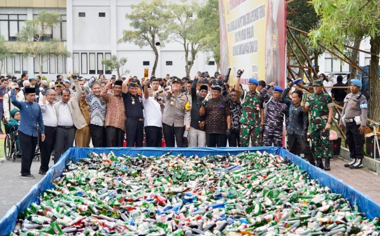 Kapolda Riau Hancurkan Ribuan Barang Bukti Kejahatan Jelang Ramadhan 1445 H