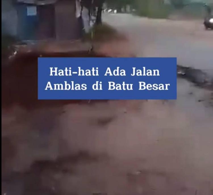 Hati-hati! Jalan Raya di Batu Besar Ambles, Pengendara Diminta Waspada