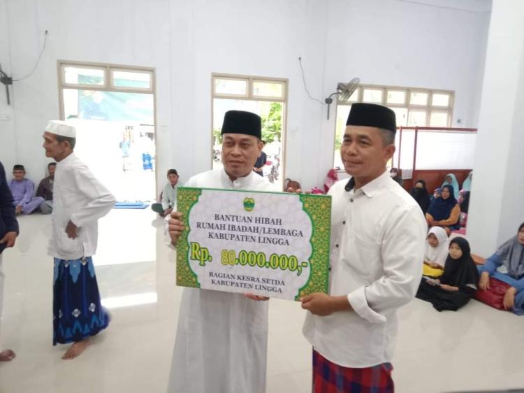 Bupati Lingga Bawa Sederet Bantuan saat Safari Ramadhan di Masjid Al Fattah Sergang Laut