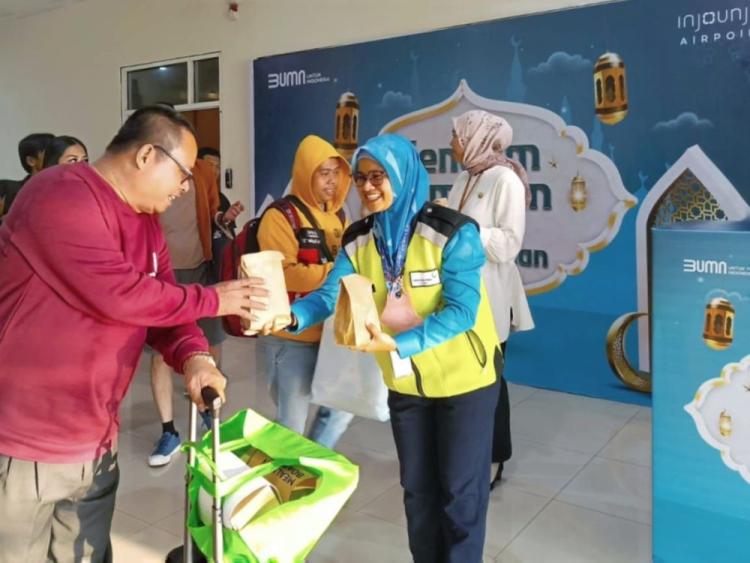 Angkasa Pura II Sediakan 1.450 Bingkisan Takjil Gratis untuk Penumpang di Bandara SSK II Pekanbaru