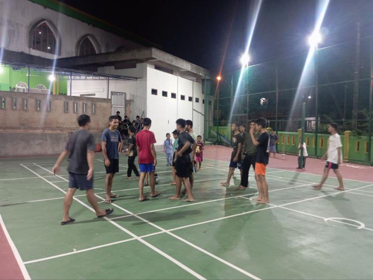 Anak-Anak Tanjung Riau Batam Pilih Bermain Sepak Bola untuk Mengisi Waktu Luang dan Hindari Hal Negatif di Malam Ramadhan