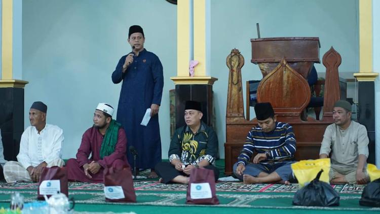 Safari Ramadhan Bupati Lingga di Teluk Mengkerang: Dari Bantuan Sosial Hingga Sholat Berjamaah