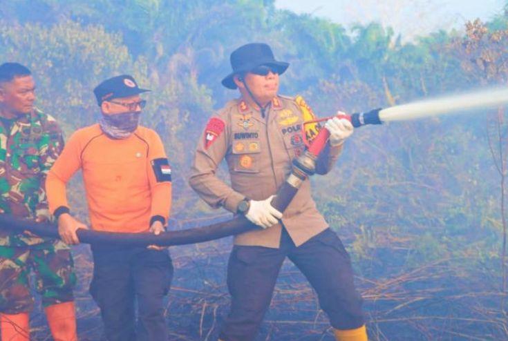 15 Hektare Lahan Gambut Terbakar di Pelalawan, Kapolres Turun Tangan Langsung Padamkan Api