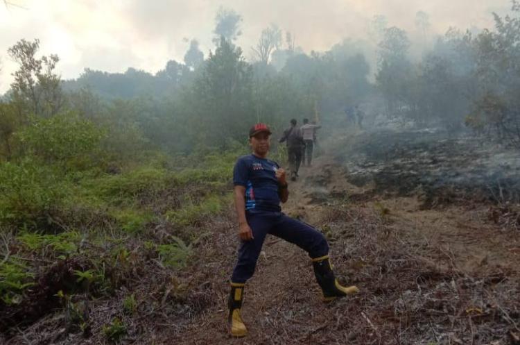 Kebakaran Lahan dan Hutan di Desa Pongkar, Karimun: Petugas Berjibaku Selama Dua Jam untuk Padamkan Api
