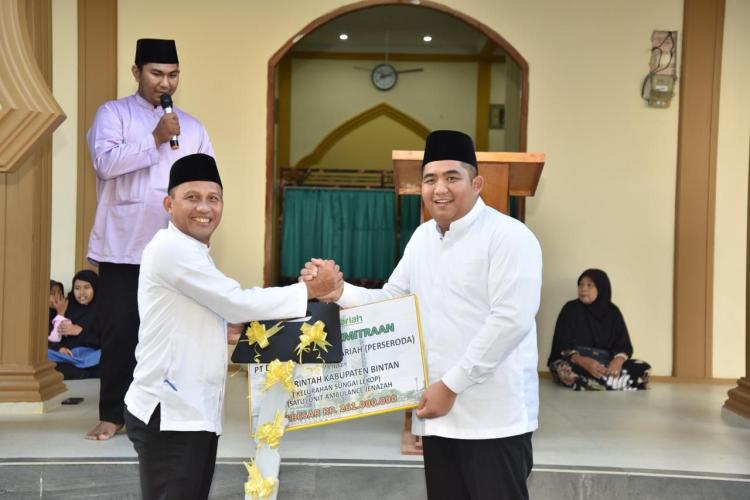 Masyarakat Sungai Lekop Terima Ambulan dan Etalase dari CSR BRK Syariah 