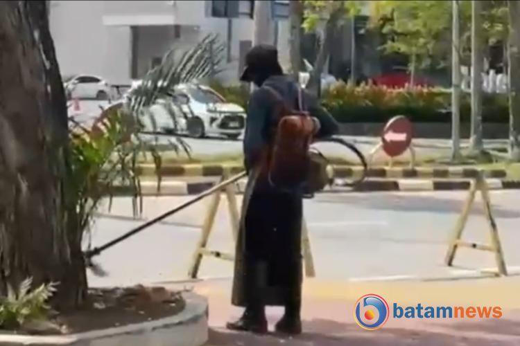Peran Pembersih Taman Alun-Alun Kota Batam dalam Menjaga Keindahan dan Pariwisata