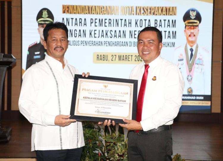 Pemko Batam Perkuat Kerjasama Hukum dengan Kejari, Wali Kota Serahkan Penghargaan