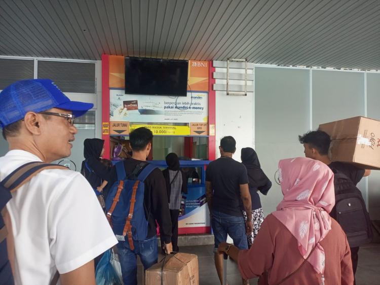 Antrean Panjang Tiket Antarpulau di Pelabuhan Sri Bintan Pura Menandakan Dimulainya Arus Mudik Lebaran