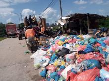Petugas Satgas Drainase DLH Kota Batam Ungkap Sumber Penumpukan Sampah di TPA Tanjung Uma