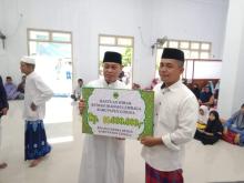 Bupati Lingga Bawa Sederet Bantuan saat Safari Ramadhan di Masjid Al Fattah Sergang Laut