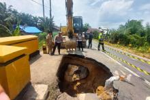 Hati-hati! Ada Tanah Amblas dan Longsor di Jembatan Teluk Sungkai Riau