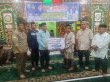Terima Dana CSR, Wabup Siak Ajak Jamaah Masjid Nurul Iman Kandis Menabung di BRK Syariah