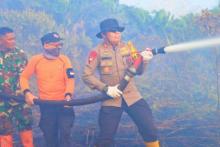 15 Hektare Lahan Gambut Terbakar di Pelalawan, Kapolres Turun Tangan Langsung Padamkan Api