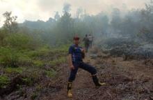 Kebakaran Lahan dan Hutan di Desa Pongkar, Karimun: Petugas Berjibaku Selama Dua Jam untuk Padamkan Api