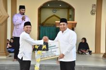Masyarakat Sungai Lekop Terima Ambulan dan Etalase dari CSR BRK Syariah 