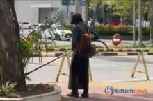 Peran Pembersih Taman Alun-Alun Kota Batam dalam Menjaga Keindahan dan Pariwisata