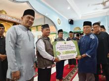 Safari Ramadhan di Desa Baran, Bupati Nizar Berikan Bantuan dan Buka Puasa Bersama Warga