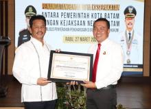Pemko Batam Perkuat Kerjasama Hukum dengan Kejari, Wali Kota Serahkan Penghargaan