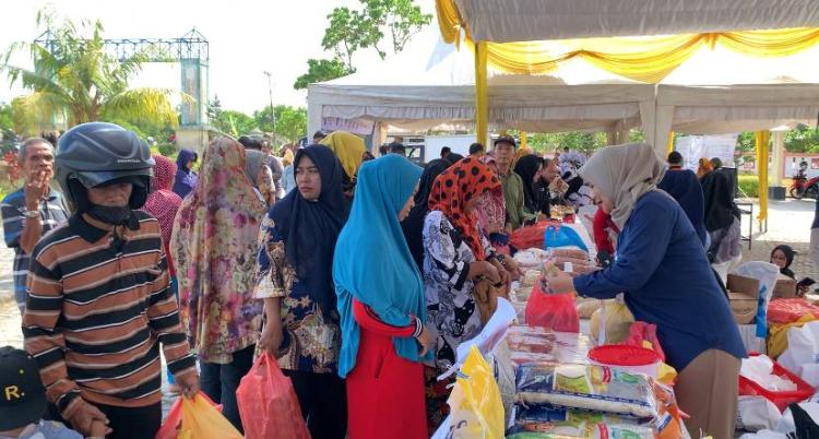 Gerakan Pasar Murah di GOR Kabupaten Karimun Diserbu Masyarakat