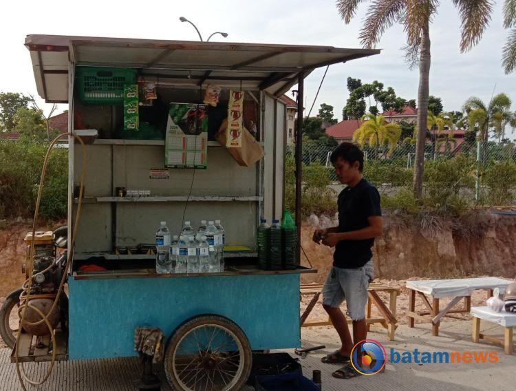 Perjuangan Simon, Sang Pengusaha Bengkel Kaki Lima di Pinggiran Batam Center