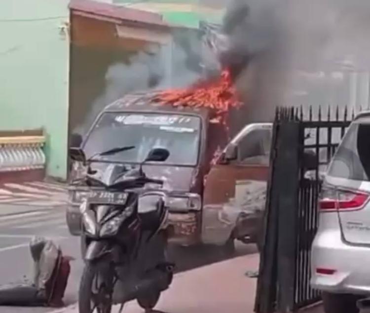 Kebakaran Angkutan Umum Jurusan Tebing-Karimun Kejutkan Warga