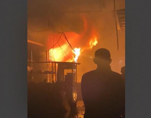 Kebakaran Hebat Melanda Ruko Pelantar KUD Tanjungpinang di Malam 27 Ramadhan