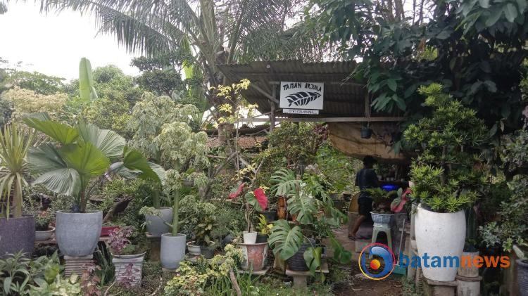 Kisah Pak Sugiati, Mengubah Hobi Menanam Bunga Menjadi Ladang Usaha