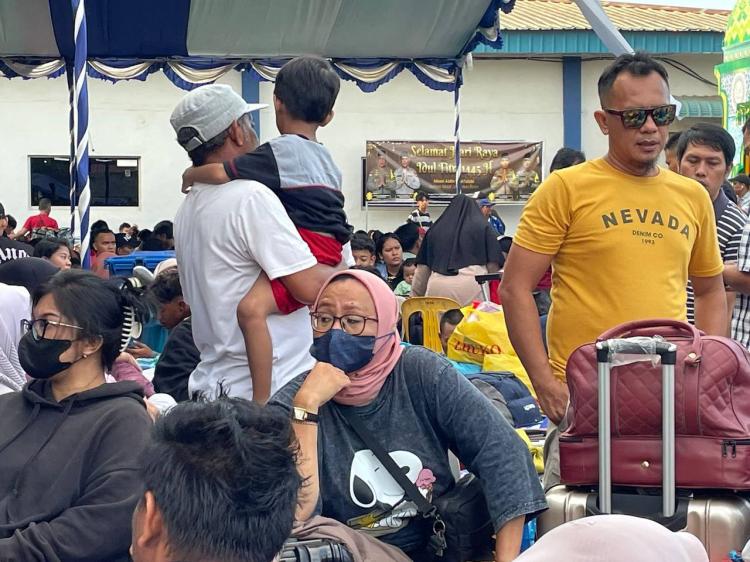 Ribuan Penumpang KM Kelud Alami Keterlambatan Keberangkatan Menuju Belawan