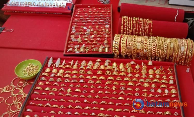 Cerita Yuni Sukses Bisnis Emas Imitasi dengan Harga Ramah di Kantong